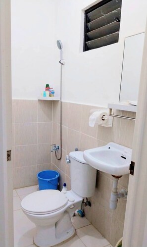 Chuveiro, toalhas de banho, sabonete 