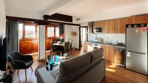 Un apartamento moderno con comedor, cocina y sala de estar.