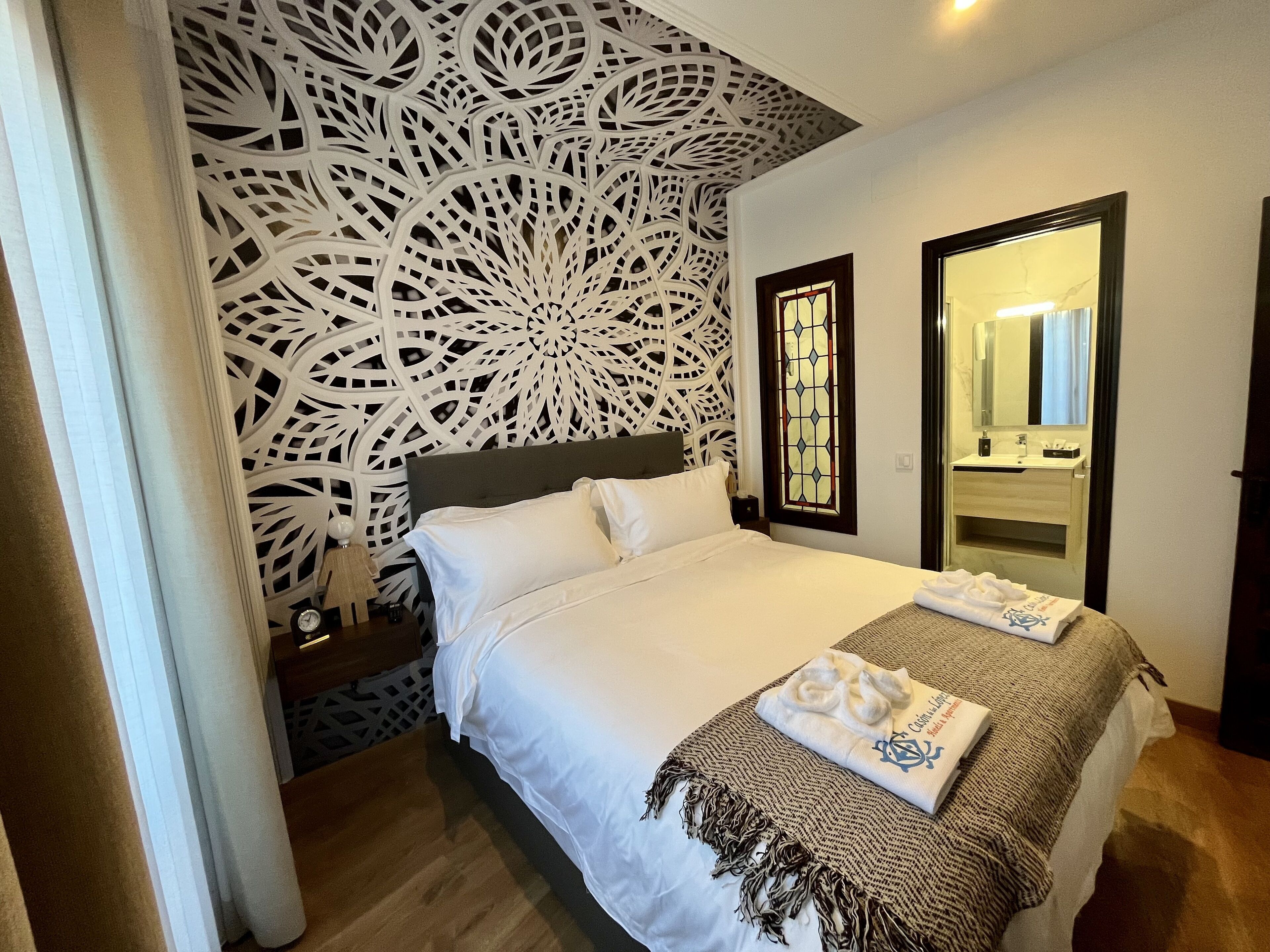 2 slaapkamers, een bureau, een strijkplank/strijkijzer, reisbedje