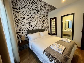 2 sovrum, skrivbord, strykjärn/strykbräda och resesäng