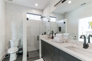 Resortwoning, meerdere bedden, patio, uitzicht op tuin (Chic Austin Getaway) | Badkamer | Handdoeken, toiletpapier