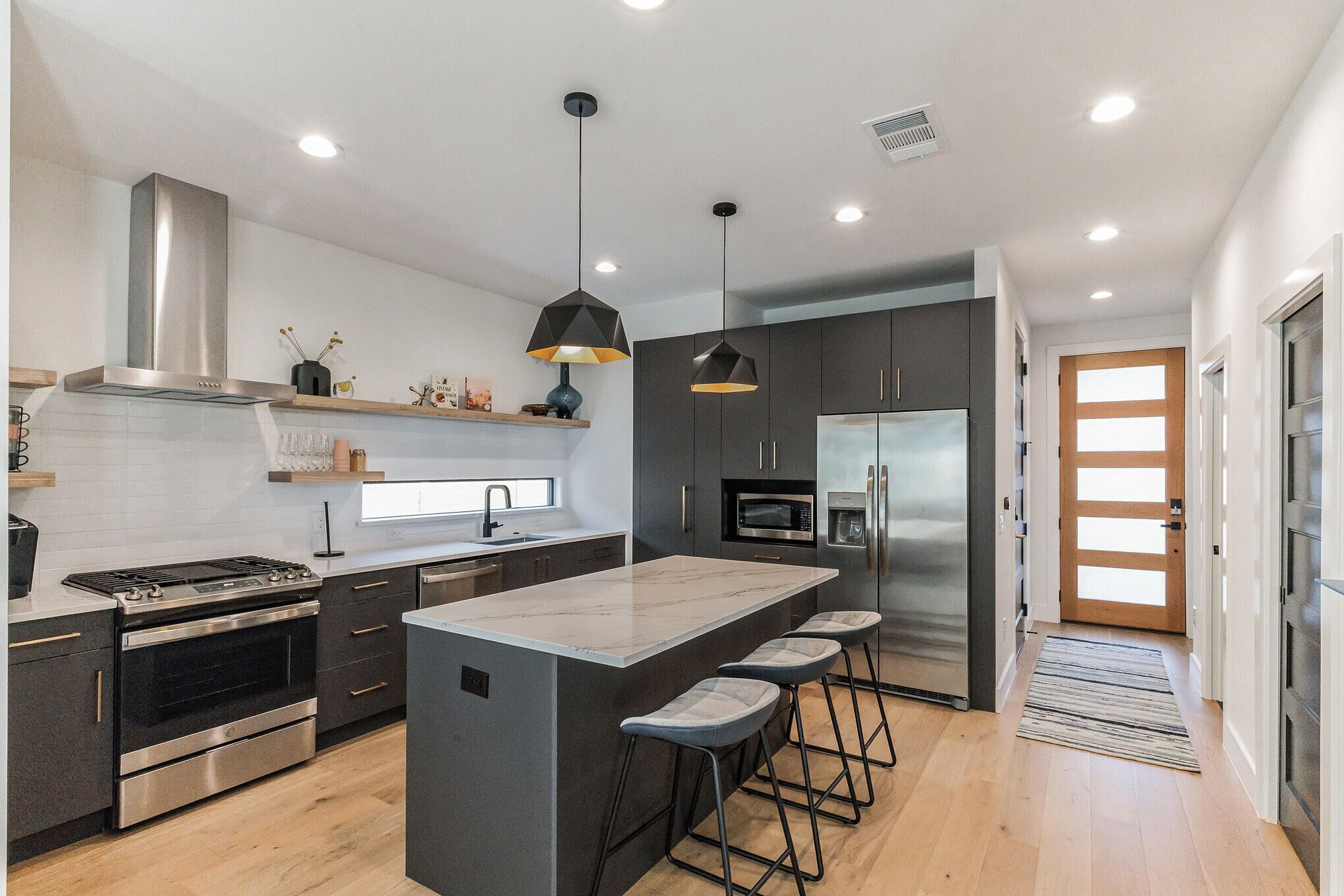 Maison mitoyenne, plusieurs lits, patio, vue jardin (Chic Austin Getaway) | Cuisine privée | Réfrigérateur, micro-ondes, four, plaque de cuisson