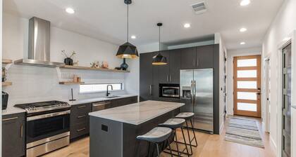 Chic Austin Getaway Brand New w/ Rooftop Patio!