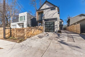 Exterior - Chic Austin Getaway Brand New w/ Rooftop Patio! (Austin)