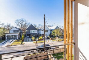 タウンホーム ベッド (複数台) パティオ ガーデンビュー (Chic Austin Getaway) | バルコニーからの眺望