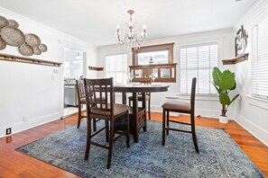 Maison, Plusieurs lits, foyer, vue sur le jardin (Hyde Park Hide Away) | Repas dans la chambre