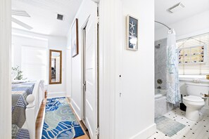 Maison, Plusieurs lits, foyer, vue sur le jardin (Hyde Park Hide Away) | Salle de bain | Ensemble baignoire-douche, séchoir à cheveux, serviettes fournies