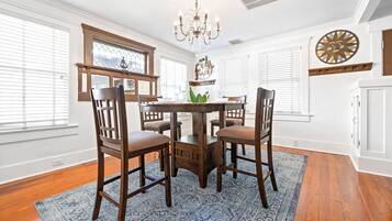 Maison, plusieurs lits, cheminée, vue jardin (Hyde Park Hide Away) | Restauration dans la chambre