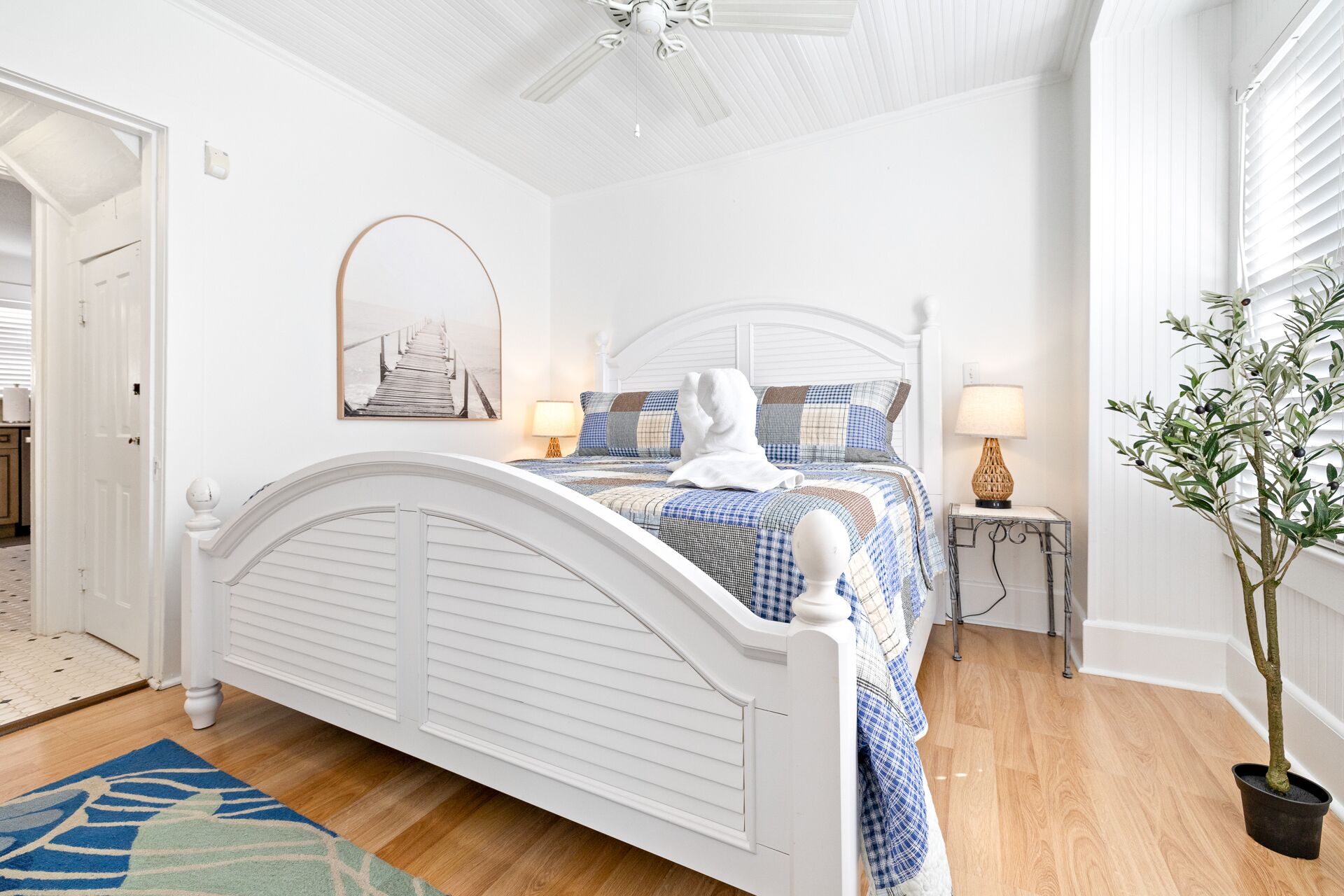 House, Multiple Beds, Fireplace, Garden View (Hyde Park Hide Away) | 2 bedrooms, individually decorated, individually furnished, bed sheets