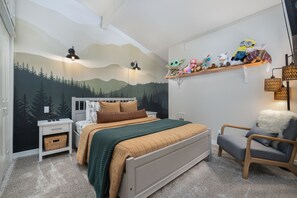 2 bedrooms, individually decorated, individually furnished, free WiFi - The Snuggly Otter (Bend)