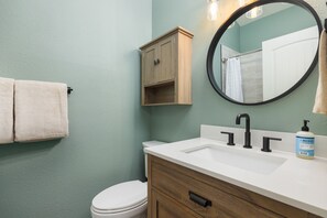 Bathroom - The Snuggly Otter (Bend)