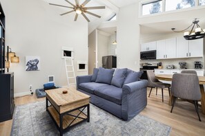 Huoneisto, useita sänkyjä, parveke, näköala puutarhaan (The Snuggly Otter) | Oleskelualue | 50–tuumainen taulutelevisio, jossa digitaalikanavat