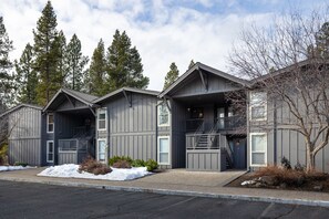 Exterior - The Snuggly Otter (Bend)