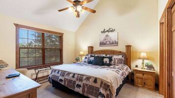 Cabin, Multiple Beds, Patio, Mountain View (Simon’s Treetop Cabin) | 2 bedrooms, individually decorated, individually furnished, bed sheets