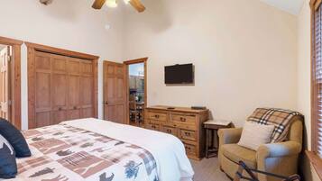 Cabin, Multiple Beds, Patio, Mountain View (Simon’s Treetop Cabin) | 2 bedrooms, individually decorated, individually furnished, bed sheets