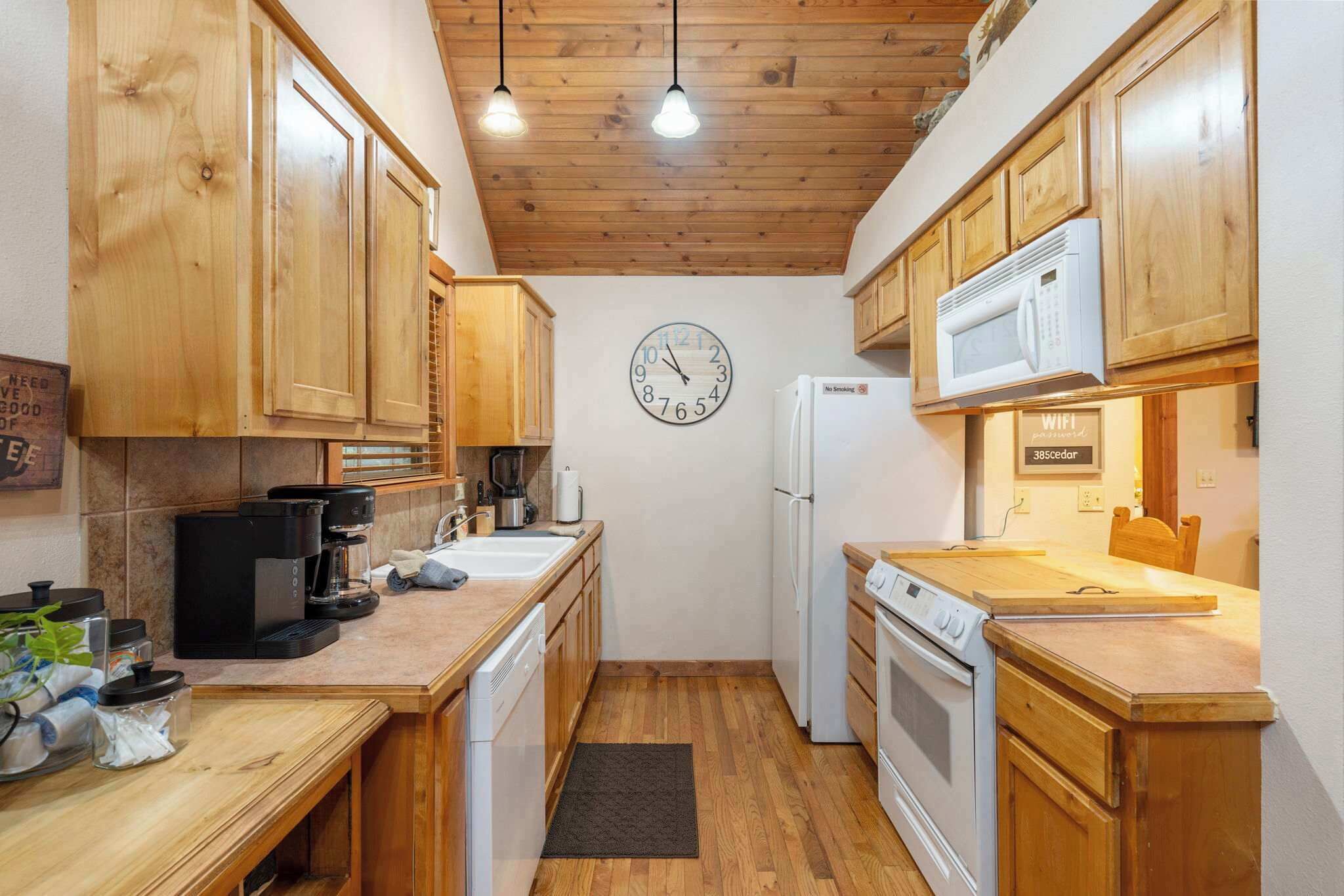 Cabin, Multiple Beds, Patio, Mountain View (Simon’s Treetop Cabin) | Private kitchen | Coffee/tea maker