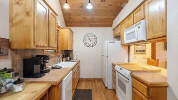 Cabin, Multiple Beds, Patio, Mountain View (Simon’s Treetop Cabin) | Private kitchen | Coffee/tea maker
