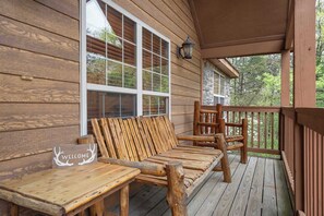 Property grounds - Simons Treetop Cabin 2 BDR in Popular Resort! (Branson West)
