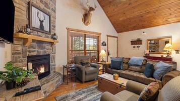 Cabin, Multiple Beds, Patio, Mountain View (Simon’s Treetop Cabin) | Living area | 42-inch flat-screen TV with digital channels, fireplace