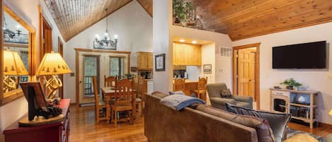 Hytte - flere senge - terrasse - bjergudsigt (Simon’s Treetop Cabin) | Opholdsområde | 42-tommers fladskærms-tv med digitale kanaler, pejs