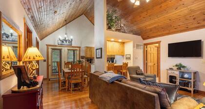 Simons Treetop Cabin 2 BDR in Popular Resort!