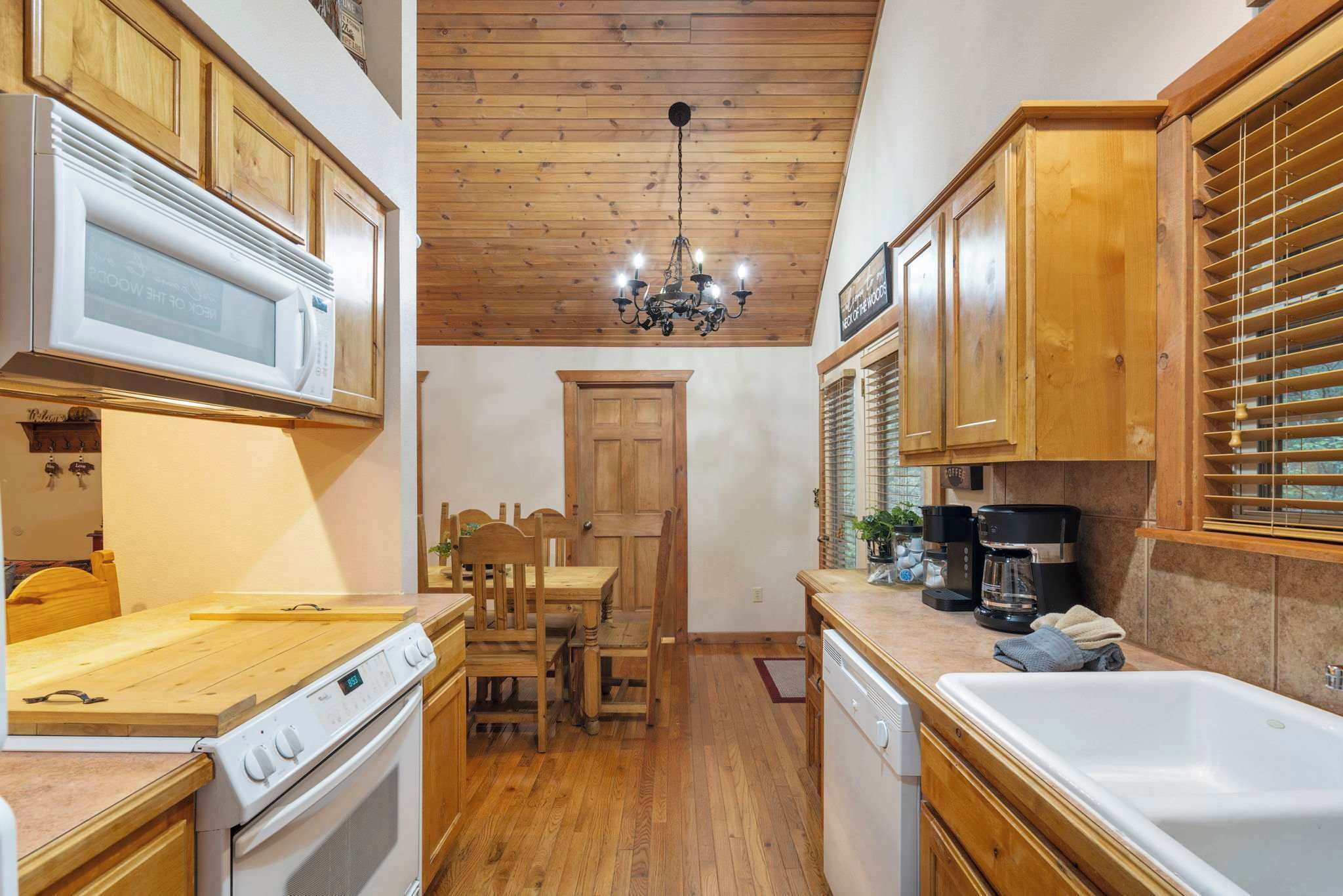 Cabin, Multiple Beds, Patio, Mountain View (Simon’s Treetop Cabin) | Private kitchen