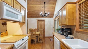 Cabin, Multiple Beds, Patio, Mountain View (Simon’s Treetop Cabin) | Private kitchen