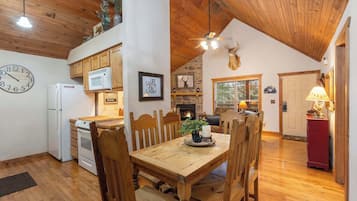 Cabin, Multiple Beds, Patio, Mountain View (Simonās Treetop Cabin) | Dining