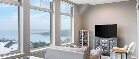 Condo, Multiple Beds, Balcony (Majestic Lakeview Destination) | Living area | 42-inch flat-screen TV with digital channels