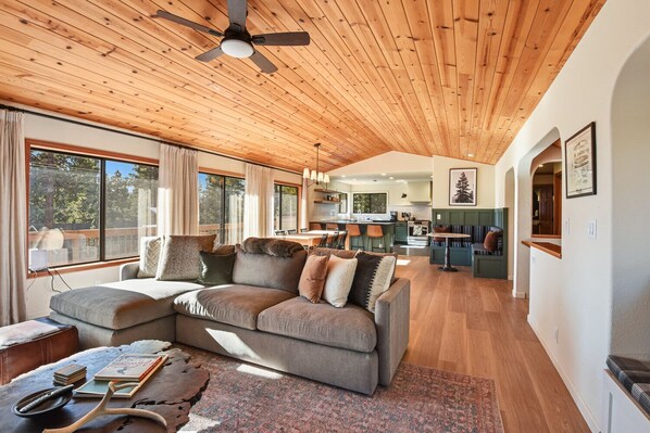 Casa, letti multipli, patio | Area soggiorno | TV, caminetto