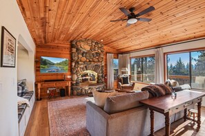 Casa, letti multipli, patio | Area soggiorno | TV, caminetto