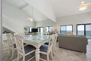 Lejlighed - flere senge - balkon - havudsigt (Gulf View Getaway) | Spiseområde