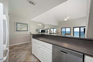 Condo, varias camas, balcón, vista al océano (Gulf View Getaway) | Interior