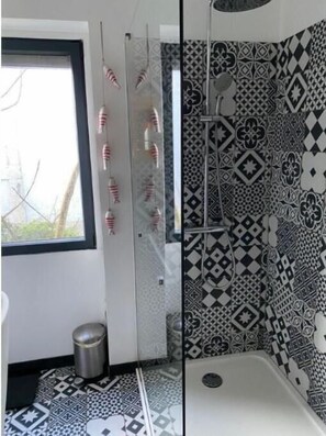 Chuveiro, secador de cabelo, toalhas de banho, papel higiênico