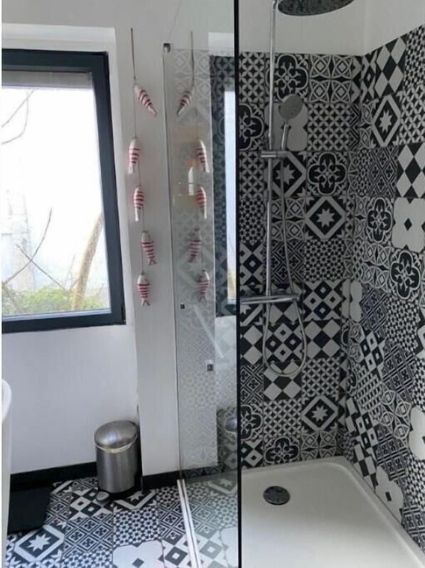 Dusche, Haartrockner, Handtücher, Toilettenpapier