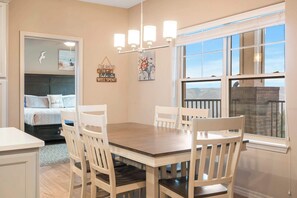 Condo, Multiple Beds, Balcony (Paradise View at the Majestic) | Dining