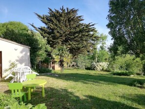 Outdoor dining - Belle Maison Avec vue et Jardin au Château (Le Château-d'Oléron)