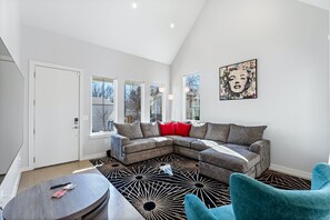 Casa, várias camas, cozinha, vista para o jardim (The Marilyn) | Área de estar | TV de tela plana 50 polegadas com canais digitais