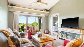 Condo, varias camas, balcón (Sunset Daydream) | Área de sala de estar | Televisión de pantalla plana de 42 pulgadas con canales digitales