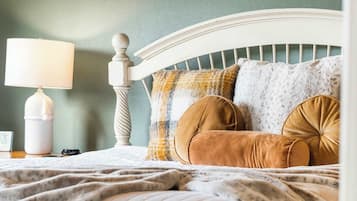 Condo, varias camas, balcón (Sunset Daydream) | 2 habitaciones, decoración personalizada y muebles diferentes