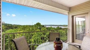 Leilighet, flere senger, balkong (Sunset Daydream) | Utendørsservering