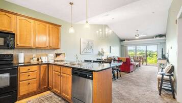 Kondominium, Beberapa Tempat Tidur, balkon (Sunset Daydream) | Dapur pribadi | Mesin pembuat kopi/teh