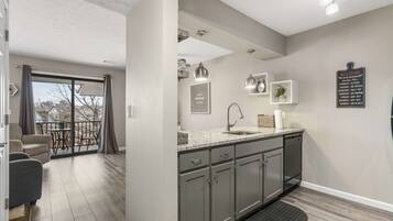 Condo, 1 giường cỡ king và sofa giường, ban công, quang cảnh sân golf (Honey Hill) | Nội thất