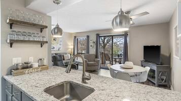 Condo, 1 King Bed with Sofa bed, Balcony, Golf View (Honey Hill) | Interior