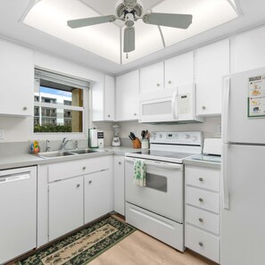 Appartamento, letti multipli, balcone, vista piscina (Sea You Soon at Cocoa Beach) | Cucina privata | Frigorifero, microonde, forno, piano cottura
