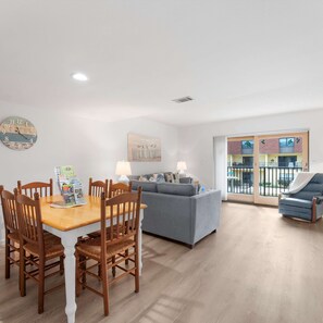 Condo, varias camas, balcón, vista a la alberca (Sea You Soon at Cocoa Beach) | Interior
