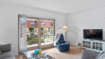 Condo, varias camas, balcón, vista a la alberca (Sea You Soon at Cocoa Beach) | Área de sala de estar | Televisión de pantalla plana de 42 pulgadas con canales digitales