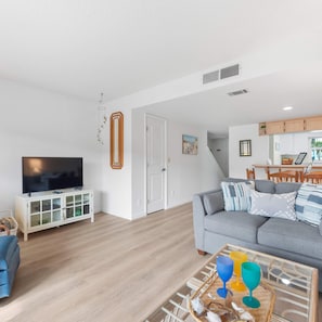 Condo, varias camas, balcón, vista a la alberca (Sea You Soon at Cocoa Beach) | Área de sala de estar | Televisión de pantalla plana de 42 pulgadas con canales digitales