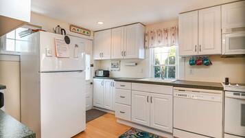 Cottage, Multiple Beds, Kitchen, Garden View | Private kitchen | Fridge, microwave, oven, stovetop