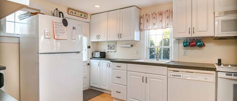 Cottage, Multiple Beds, Kitchen, Garden View | Private kitchen | Fridge, microwave, oven, stovetop